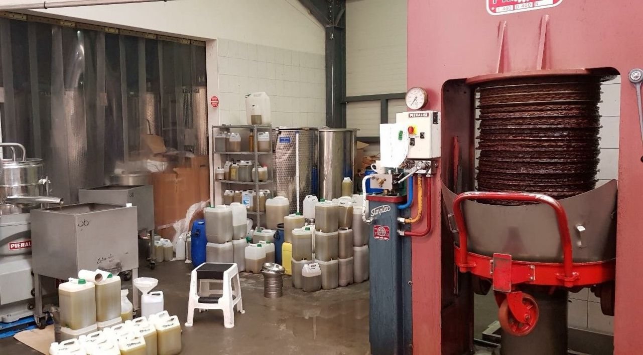 De molen met pers en containers